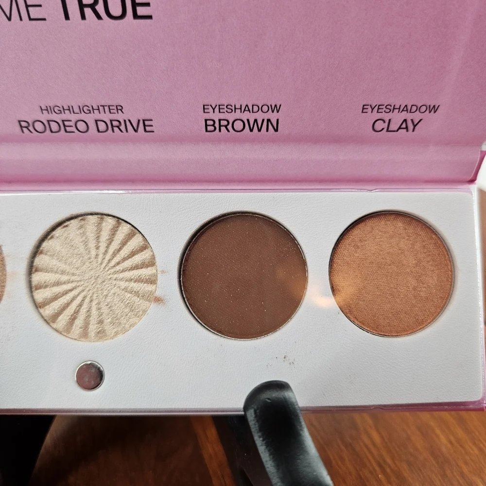 Ofra Signature Palette in Luxe - 5‎ eyeshadow shades .26 oz/7.5g - New in Box